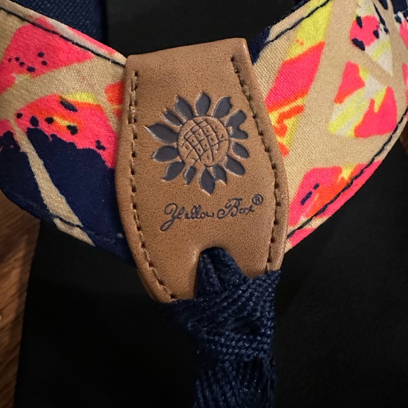 Yellow Box tropical pattern flip flops - Picture 5 of 7